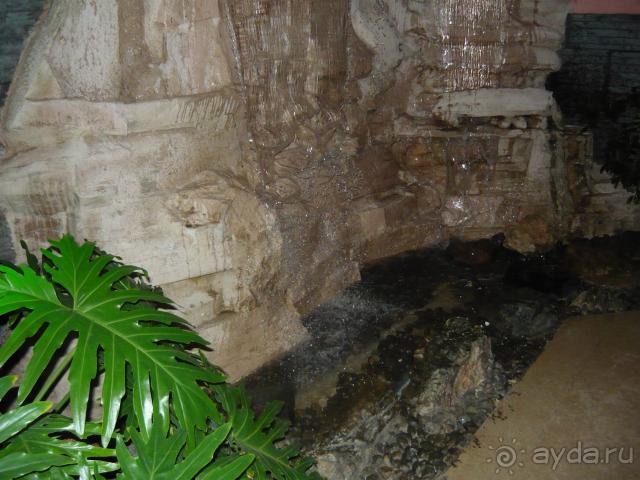 Водопад в холле отеля