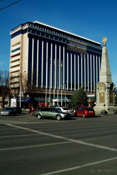 Вид на гостиницу с улицы Красной