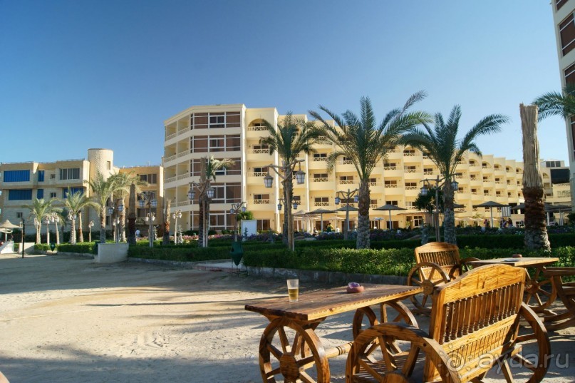 НОВЫЙ отель, это большой плюс. Хотя таких построек рядом нереальное кол-во....