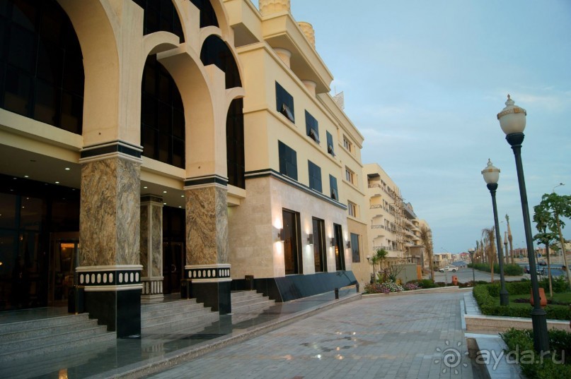 НОВЫЙ отель, это большой плюс. Хотя таких построек рядом нереальное кол-во....