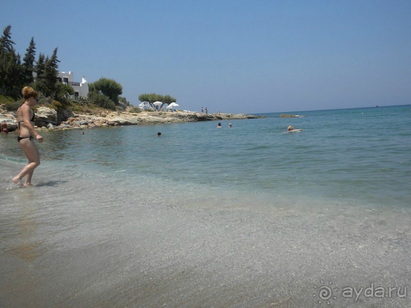 до пляжа идти 5-7 минут, лежаки платные, рядом на первой линии отели 5*, поэтому пляж чистый и хороший:)