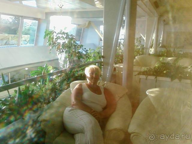 Уютный, прохладный холл утопает в зелени.