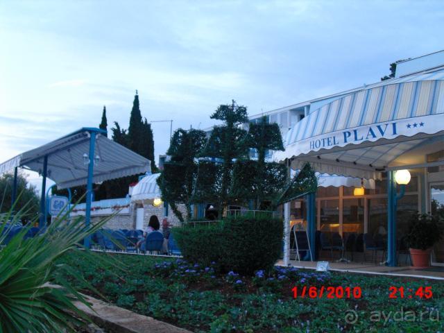 Вход в отель Плави