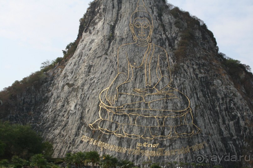 Гора со 160м Буддой из золотых пластин