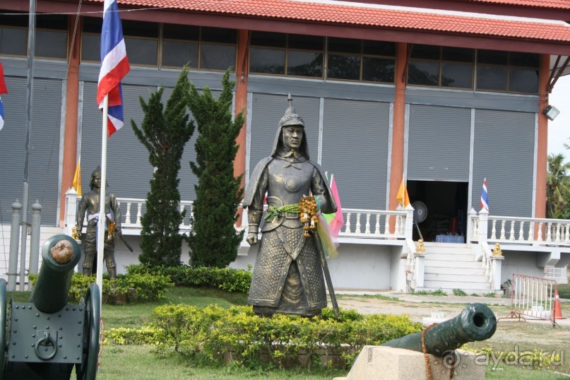 Памятник национальному герою