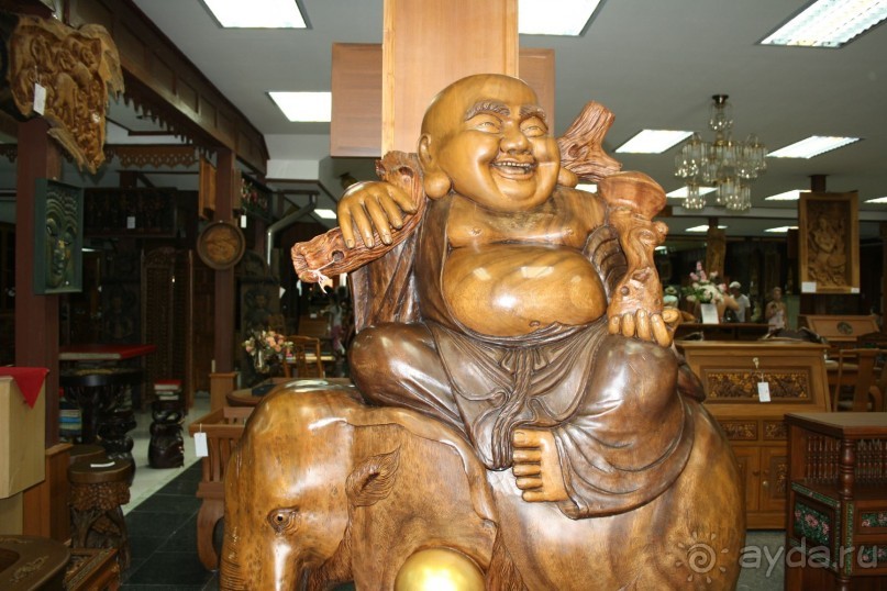 На королевской фабрике тикового дерева