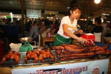 Паттайя. Ночной рынок на Тепразите. Мяско жареное.