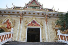 Храм Желаний на вершине холма.