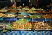 Паттайя. Ночной рынок на Тепразите. Вот она, экзотика Азии. Тайские салатики 