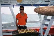 Мы отдыхаем, а нам уже готовят обед.