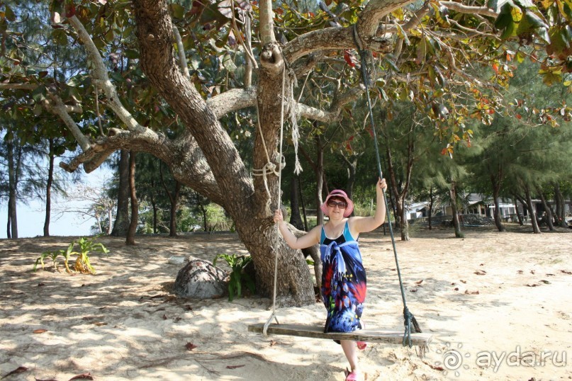  Остров не обитаем, но качели есть))))