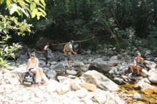 Наша интернациональная команда. Все иностранцы. Треккинг в джунгли. Отдых на ручье.