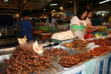 Паттайя. Ночной рынок на Тепразите.  Мясные ряды  ломятся от ассортимента шашлычков!