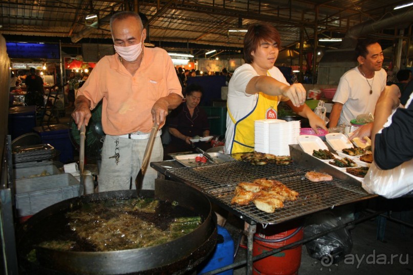 Паттайя. Ночной рынок на Тепразите.  Все свежее, с пылу-жару