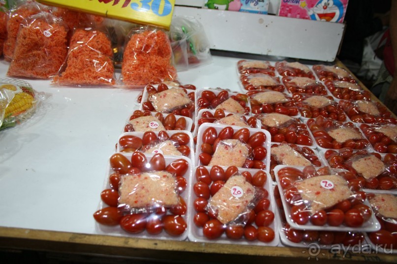 Паттайя. Ночной рынок на Тепразите.  Помидорки Черри