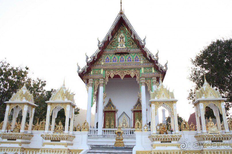 Храм по дороге в Паттайю.