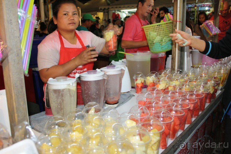 Паттайя. Ночной рынок на Тепразите. 
Работает: пятница-воскресенье с 18.00 до 23.00
Знаменитые фруктовые шейки