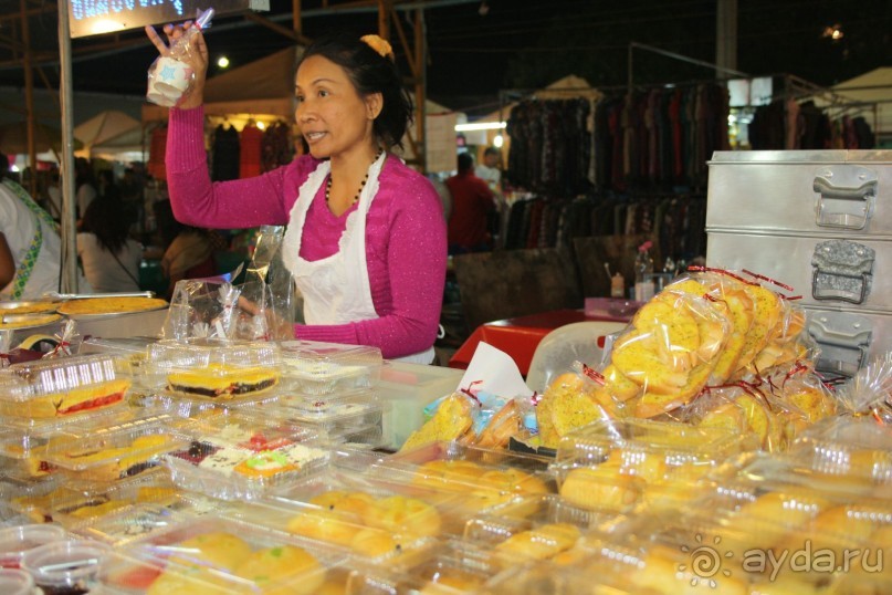Паттайя. Ночной рынок на Тепразите. Выпечка и тосты.