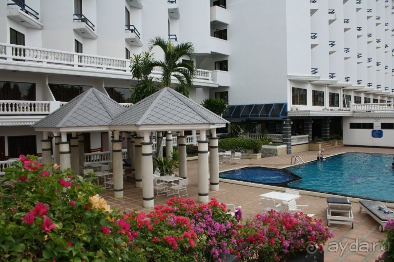 Территория отеля с бассейном и кругом цветы