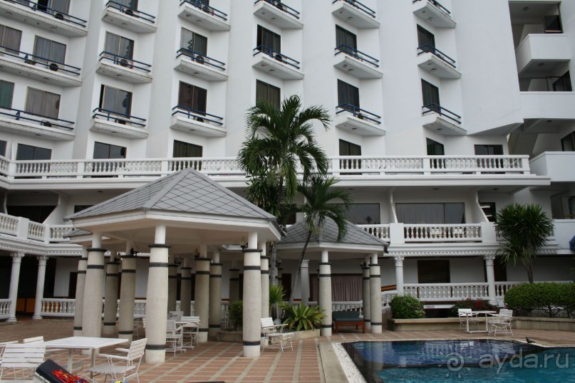 Территория отеля с бассейном