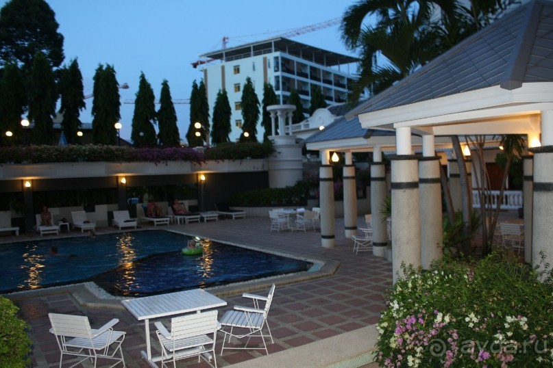 Территория отеля с бассейном вечером
