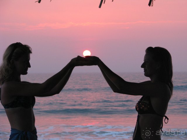 С подругой в любимом пляжном ресторанчике Sunset Paradise