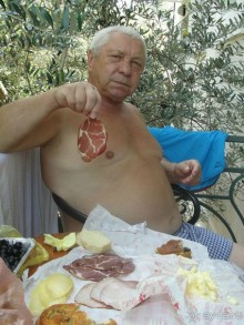 Не хочется идти на обед.Перекусим вкусняшками колбасными,пршутом,сыром ,каймаком.Запьем  кофейком!