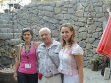 ДЕВОЧКИ ГИДЫ.БРАНИСЛАВА(слева) И НАТАША(справа).