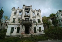 Разграбленные аборигенами заброшенные дворцы под Сухумом у Агудзеры.