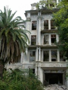 Разграбленные аборигенами заброшенные дворцы под Сухумом у Агудзеры.
