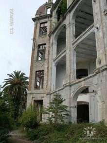 Разграбленные аборигенами заброшенные дворцы под Сухумом у Агудзеры.