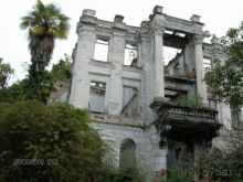 Разграбленные аборигенами заброшенные дворцы под Сухумом у Агудзеры.