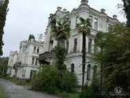 Разграбленные аборигенами заброшенные дворцы под Сухумом у Агудзеры.