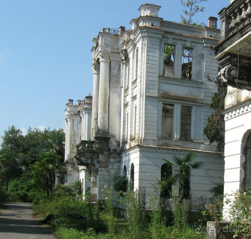 Разграбленные аборигенами заброшенные дворцы под Сухумом у Агудзеры.