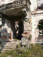 Разграбленные аборигенами заброшенные дворцы под Сухумом у Агудзеры.