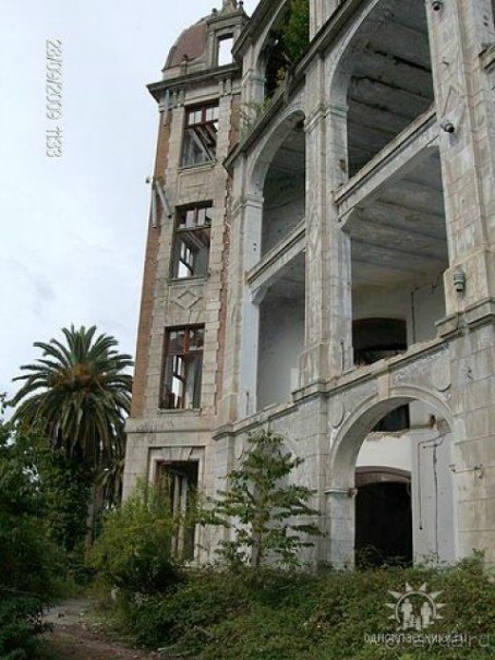 Разграбленные аборигенами заброшенные дворцы под Сухумом у Агудзеры.