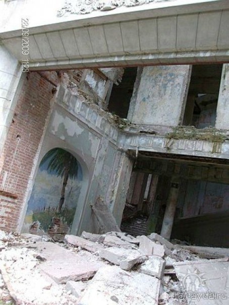 Разграбленные аборигенами заброшенные дворцы под Сухумом у Агудзеры.