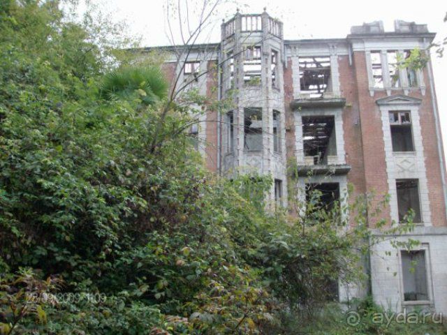 Разграбленные аборигенами заброшенные дворцы под Сухумом у Агудзеры.