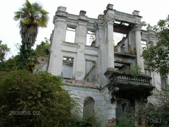 Разграбленные аборигенами заброшенные дворцы под Сухумом у Агудзеры.