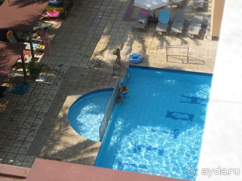 вид с балкона на бассейн