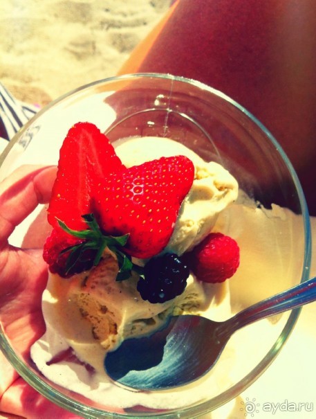 В бутике прикупила себе винтажную шляпку))) отлично скрывает от солнца, а продавщица заметила, что только русские девушки любят крупные шляпы))))