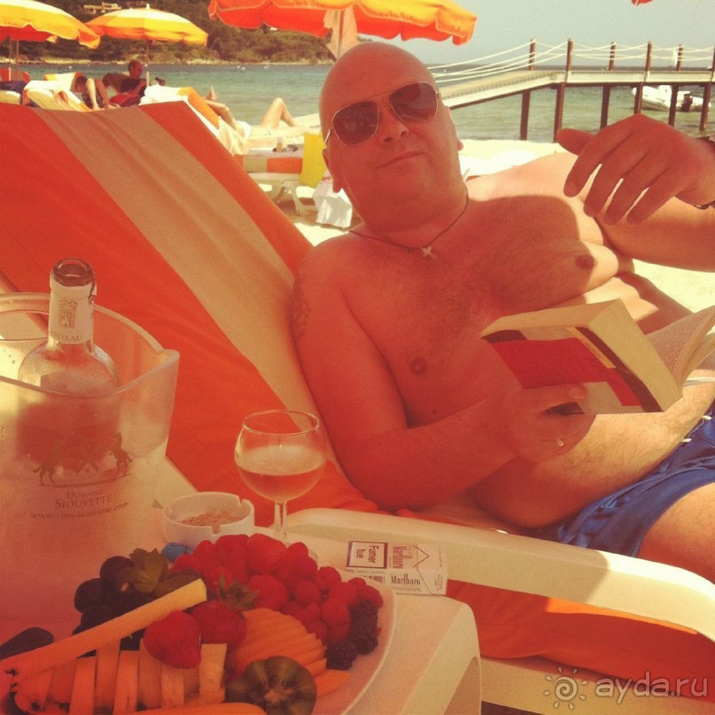 отличное место для отдыха. легкий бриз, температура воздуха 28 градусов, вот и ланч на пляже.