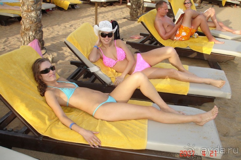 первые полчаса мы нежились около бассейна