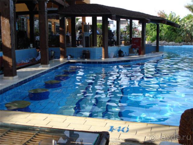 бар у бассейна Дельта