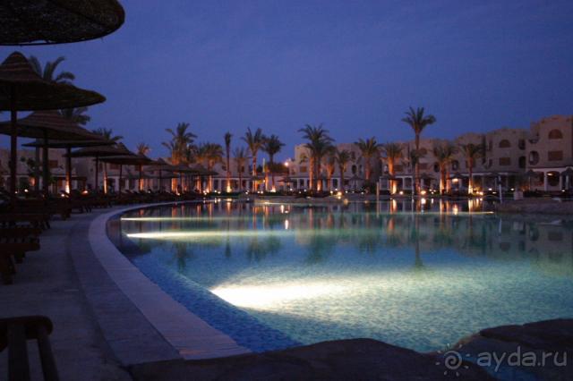 Виллы, по кругу. Бассейн, вечером.