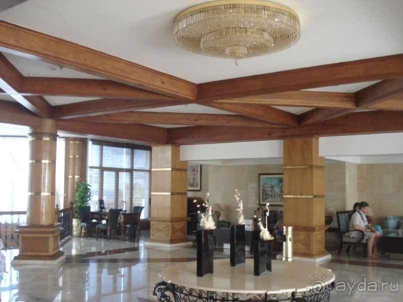 Лицо отеля - огромная рыба Наполеон, приплывающая по утрам к пляжу