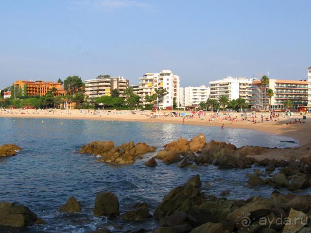 Пляж Феналс и отель Surf Mar (крайний справа)