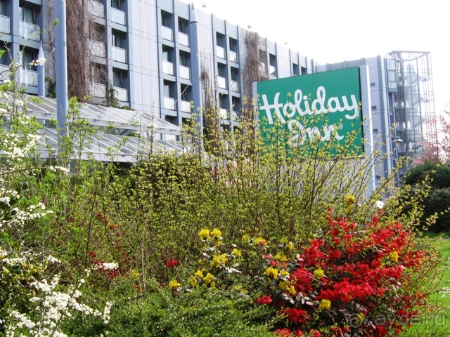 Holiday Inn. У входа в отель много зелени.