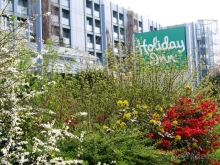 Holiday Inn. У входа в отель много зелени.