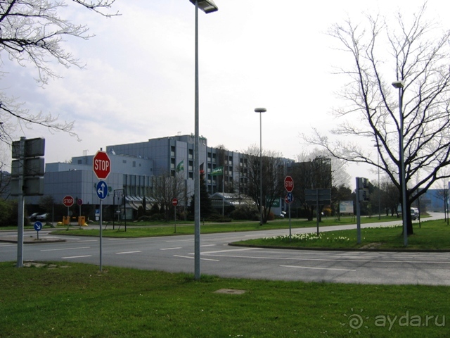 Вид на отель Holiday Inn со стороны отеля Maritim (от стоянки)